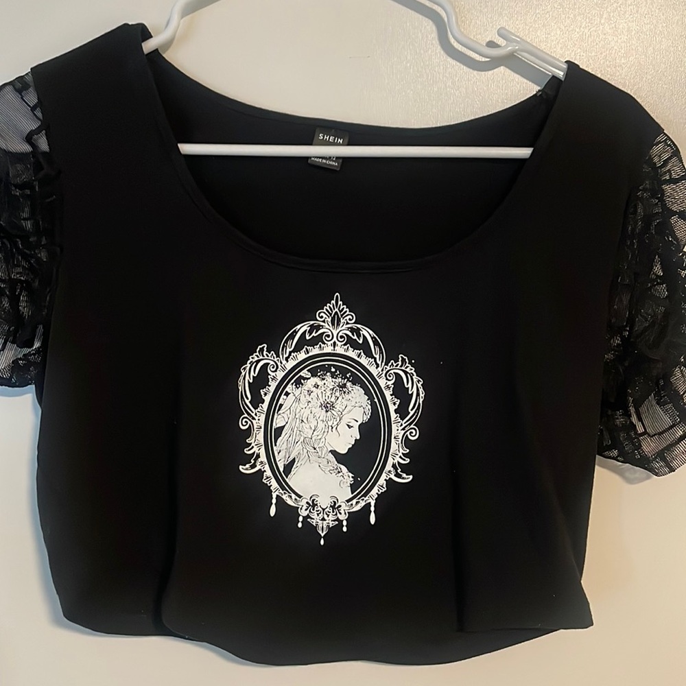 Shein crop top. Size XL but fit is super snug. It’s tiny. Fits more S/M